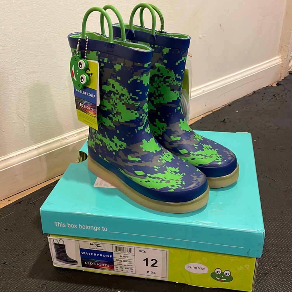 Western Chief kids size 12 rain boots - light up.